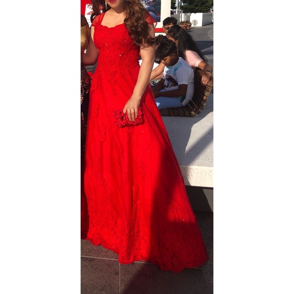 Elegant red gown - Picture 6 of 6